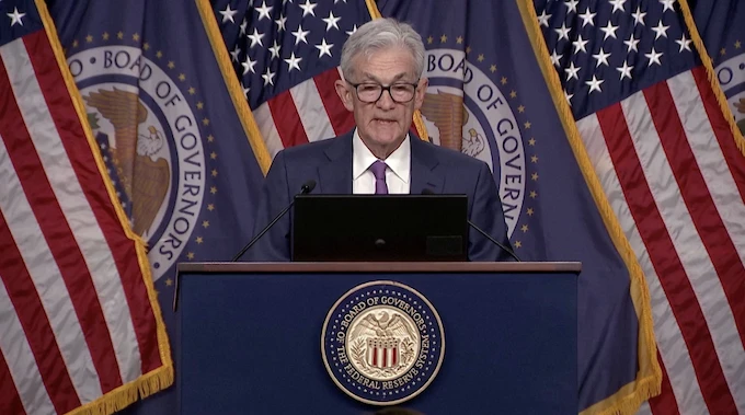 Chủ tịch Fed Jerome Powell phát biểu sau cuộc họp chính sách hôm 1/5/2024. Ảnh cắt từ clip của Reuters