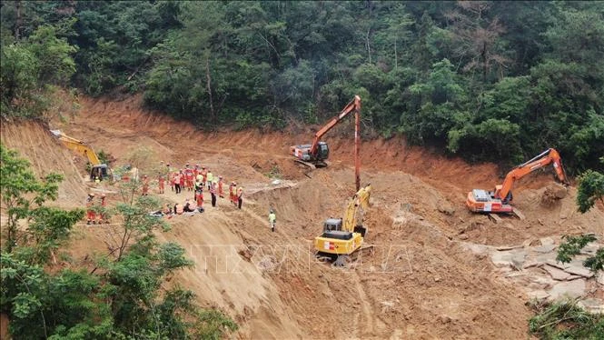 Hiện trường vụ sạt lở đường cao tốc Mai Châu - Đại Bộ ở thành phố Mai Châu, tỉnh Quảng Đông, Trung Quốc, ngày 2/5/2024. (Ảnh: THX/TTXVN)