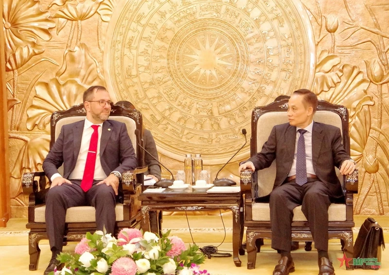 Trưởng Ban Đối ngoại Trung ương Lê Hoài Trung và Bộ trưởng Ngoại giao Venezuela Yván Gil Pinto. (Ảnh: qdnd)