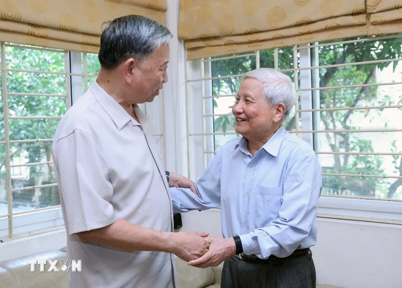 Chủ tịch nước Tô Lâm thăm, chúc mừng Nhà báo Hà Đăng, nguyên Ủy viên Trung ương Đảng, nguyên Trưởng Ban Tư tưởng Văn hóa Trung ương, nguyên Tổng Biên tập Báo Nhân Dân. (Ảnh: TTXVN)