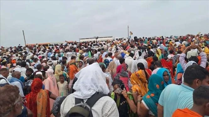 Vụ giẫm đạp xảy ra tại sự kiện tôn giáo ở bang Uttar Pradesh ngày 2/7/2024. Ảnh: NDTV/TTXVN