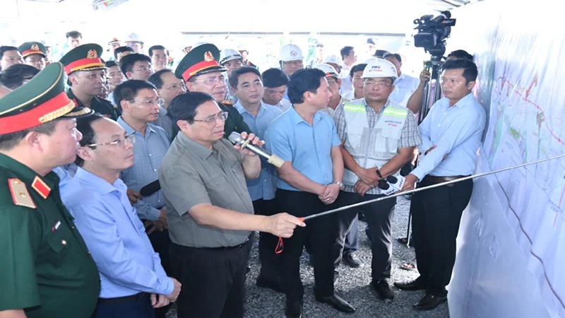 Thủ tướng Phạm Minh Chính chỉ đạo về tiến độ xây dựng dự án tuyến cao tốc Cần Thơ-Cà Mau đoạn qua tỉnh Hậu Giang.