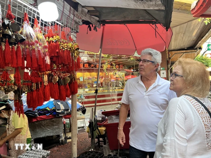 Khách du lịch nước ngoài tại khu Chinatown ở Bangkok. 