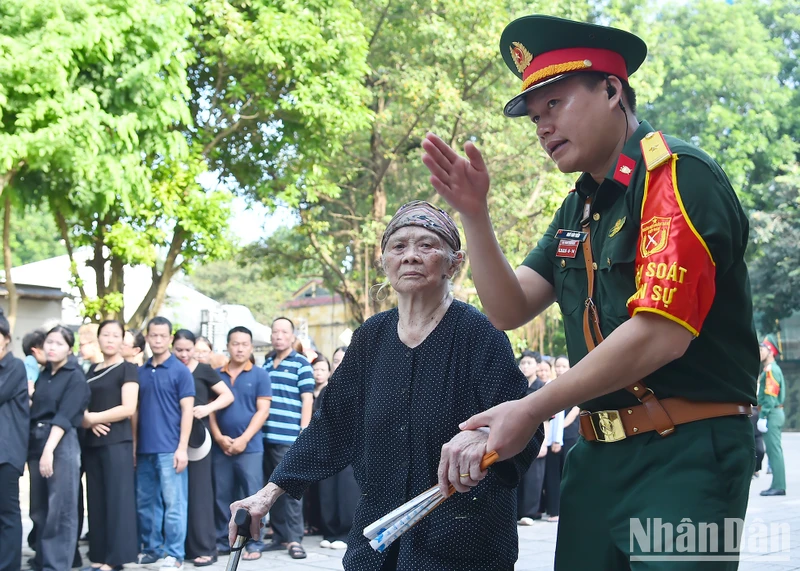 Người dân xúc động sau khi viếng Tổng Bí thư Nguyễn Phú Trọng tại Nhà tang lễ Quốc gia.