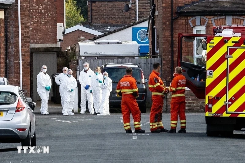 Cảnh sát phong tỏa hiện trường vụ đâm dao tại Southport, Anh. (Ảnh: Sky News/TTXVN)