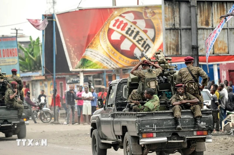 Binh sỹ Cộng hòa Dân chủ Congo tuần tra trên đường phố tại Kinshasa. (Ảnh: AFP/TTXVN)