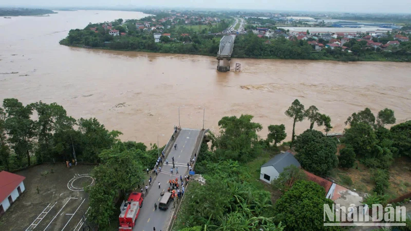 Sự cố sập nhịp cầu Phong Châu. (Ảnh: NGỌC LONG)