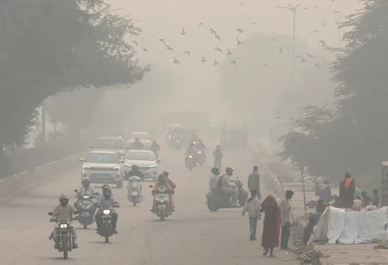 Trên đường phố vào buổi sáng ở New Delhi. Ảnh: Reuters.