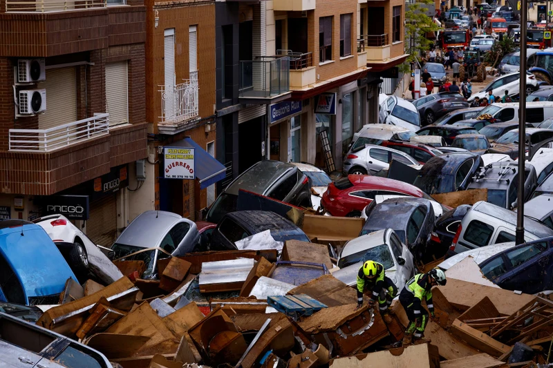 Lính cứu hỏa tìm kiếm nạn nhân sau trận lũ ở Sedavi, Valencia. Ảnh: Reuters