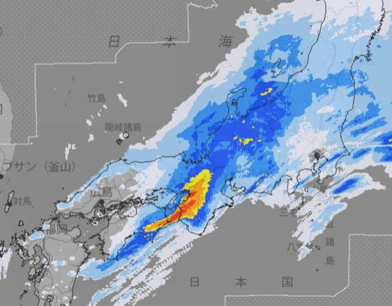 Cơ quan Khí tượng cho biết, tính đến 2:10 chiều qua, ở miền tây và miền trung Nhật Bản đã ghi nhận lượng mưa 24 giờ lớn nhất từ ​​trước đến nay trong tháng 11. (Ảnh: Japan Times)