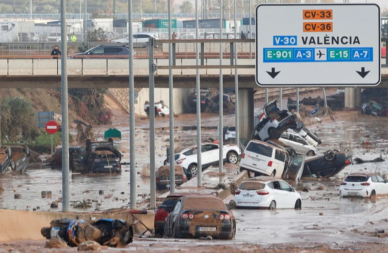 Những chiếc ô-tô ngổn ngang trên đường sau khi lũ lụt tràn qua ở ngoại ô Valencia. (Ảnh Reuters)