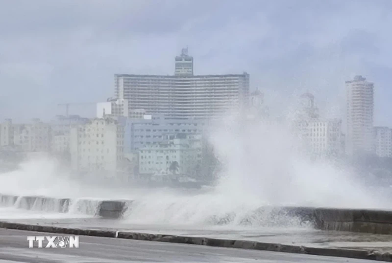 Sóng lớn tràn qua đê biển Malecon bảo vệ thủ đô La Habana. (Ảnh: Mai Phương/ TTXVN)