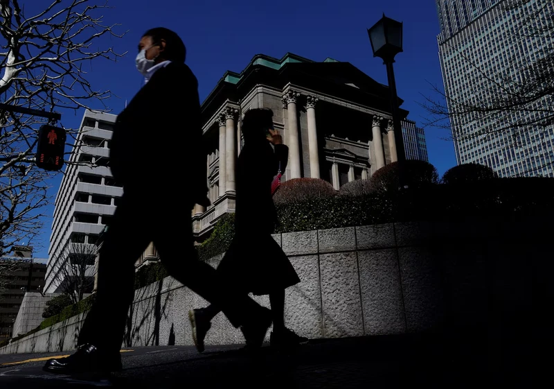 Người đi bộ đi ngang qua tòa nhà Ngân hàng Nhật Bản ở Tokyo. (Ảnh: Reuters)