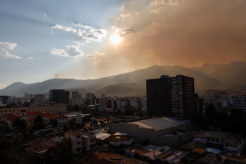 Một đám khói và tro bụi được nhìn thấy bao phủ Quito, khi thành phố có năm đám cháy đang hoạt động ở khu vực xung quanh. Ảnh: Reuters