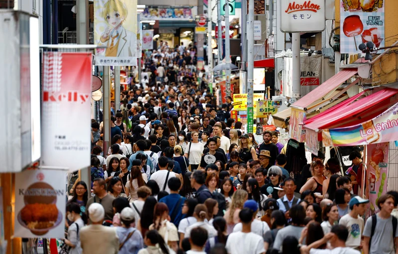 Du khách đi bộ dọc theo phố Takeshita tại khu mua sắm Harajuku ở Tokyo. Ảnh: Reuters.