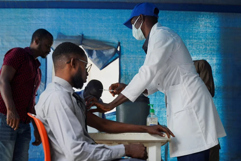 Nhân viên y tế tiêm vaccine đậu mùa khỉ ở Trung tâm Y tế Liên bang ở Abuja, Nigeria. (Ảnh: Reuters)