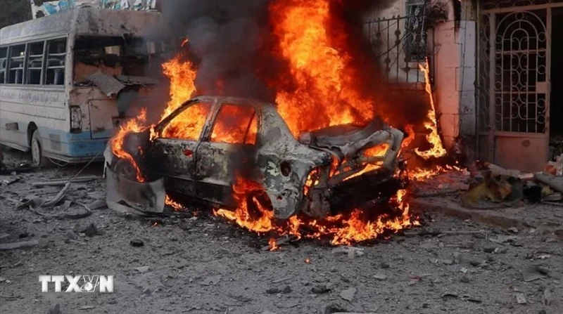 Phương tiện bị phá hủy trong một vụ tấn công ở thành phố Idlib, Syria ngày 1/12/2024. (Ảnh: Reuters/TTXVN)