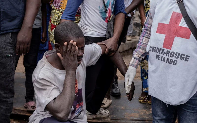 Một người có người thân gặp nạn trong một vụ chìm tàu ở Goma, North Kivu, Congo. Ảnh: Reuters