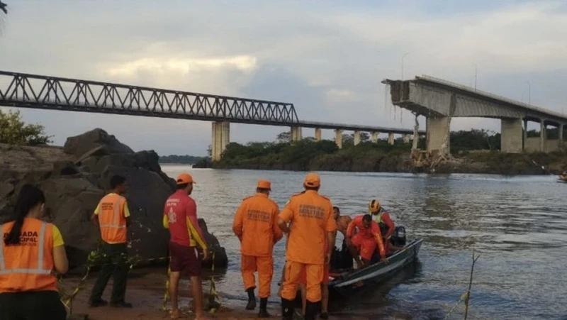 Hiện trường sập cầu Juscelino Kubitschek. (Ảnh: AFP/TTXVN) 