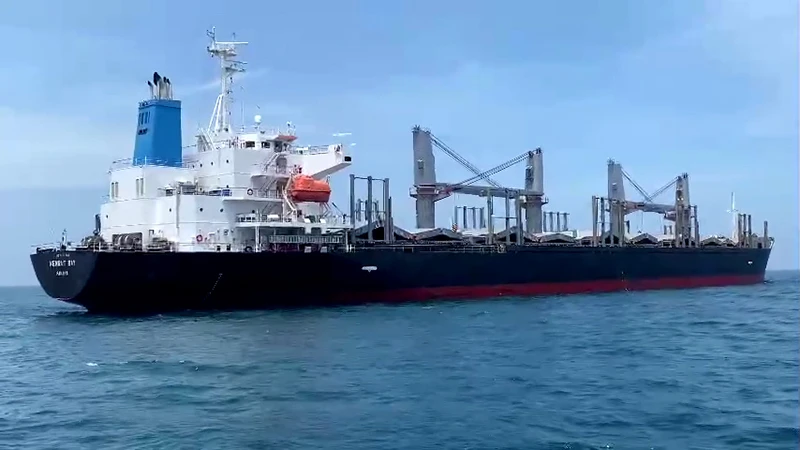 Tàu Nemrut Bay, quốc tịch Panama bị mắc cạn tại vùng biển Bình Thuận, cách cửa biển Lagi khoảng 10 hải lý về phía Ðông Nam.