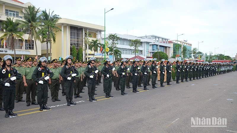 Các lực lượng Công an tỉnh Bình Thuận tại Lễ ra quân tấn công, trấn áp các loại tội phạm. (Ảnh: Đình Châu)