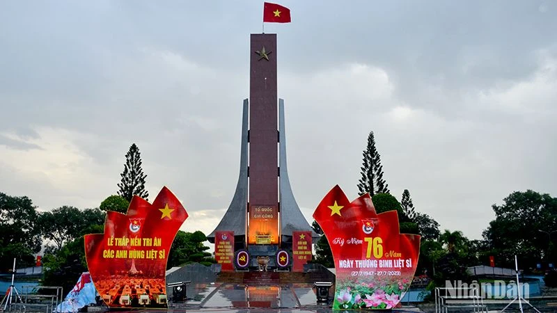 Lễ thắp nến tri ân các Anh hùng liệt sĩ được tổ chức tại Nghĩa trang Liệt sĩ tỉnh Bình Thuận (Ảnh: Đình Châu)