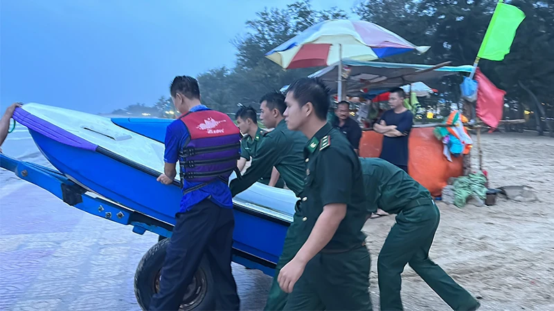 Các lực lượng Bộ đội Biên phòng, Cảnh sát Phòng cháy chữa cháy-cứu nạn cứu hộ Công an Bình Thuận huy động phương tiện xuống biển để tìm kiếm người bị mất tích