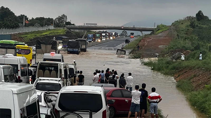 Kẹt xe kéo dài trên cao tốc Phan Thiết - Dầu Giây do mưa lớn gây ngập nặng.