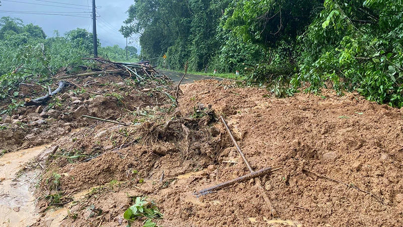 Mưa lớn kéo dài nhiều ngày đã gây sạt lở đất đá xuống nhiều vị trí trên Quốc lộ 55, đoạn từ xã Đa Mi, huyện Hàm Thuận Bắc, tỉnh Bình Thuận đến giáp ranh tỉnh Lâm Đồng.