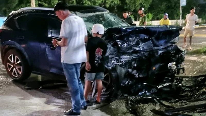 Hiện trường vụ tai nạn xe ô-tô tông vào hàng rào nhà dân ven đường ở xã Gia An, Tánh Linh, Bình Thuận làm hai người trên xe tử vong.