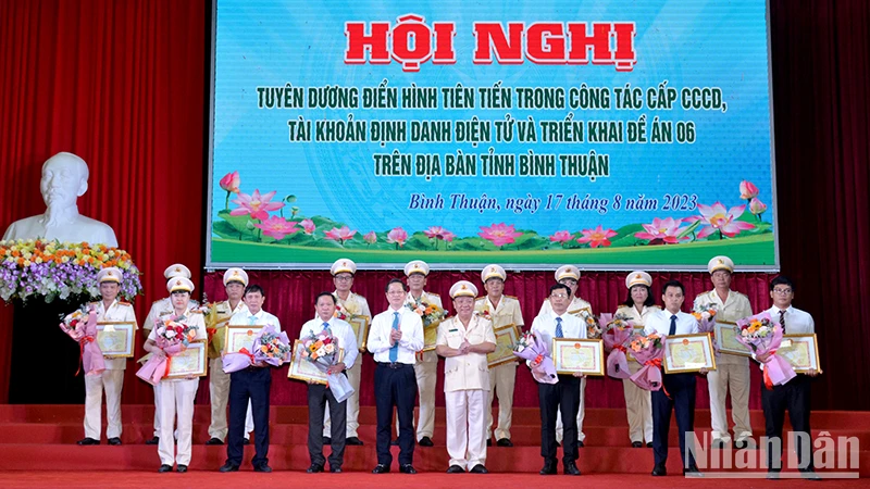 Các tập thể, cá nhân có thành tích xuất sắc trong công tác cấp căn cước công dân, tài khoản định danh điện tử và thực hiện Đề án 06 được Chủ tịch Ủy ban nhân dân tỉnh Bình Thuận tặng Bằng khen.