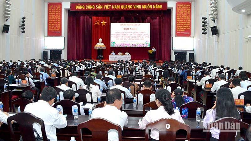 Toàn cảnh hội nghị sơ kết giữa nhiệm kỳ 2020-2025 Ban Chấp hành Đảng bộ tỉnh Bình Thuận.