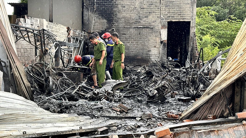 Các đơn vị nghiệp vụ Công an Bình Thuận khám nghiệm hiện trường vụ cháy.