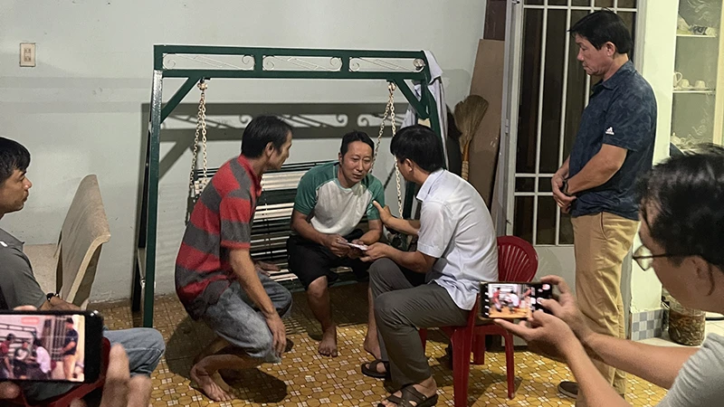 Lãnh đạo Ủy ban nhân dân thành phố Phan Thiết tới động viên, chia sẽ mất mát và trao tiền hỗ trợ cho gia đình nạn nhân.