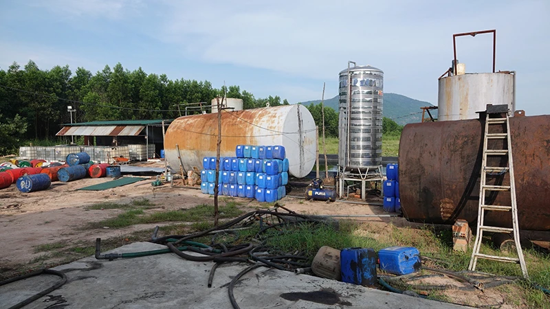 Cơ sở tái chế dầu diesel từ nhớt thải nằm sâu trong khu vực hẻo lánh trong Lâm trường ở thôn Lập Đức, xã Tân Lập, huyện Hàm Thuận Nam, tỉnh Bình Thuận. (Ảnh: Công an Bình Thuận)