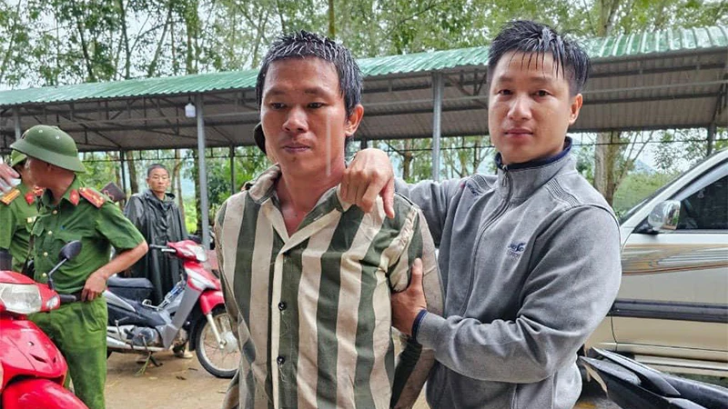 Phạm nhân Hồ Văn Đặng (áo sọc) đã bị lực lượng công an Trại giam Thủ Đức bắt ngay trong ngày sau khi bỏ trốn. 