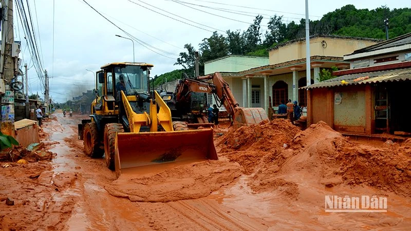 Mưa lớn làm nước và cát trên đồi tràn xuống ngập nhà dân và đường ĐT719, xã Tiến Thành, thành phố Phan Thiết, Bình Thuận.