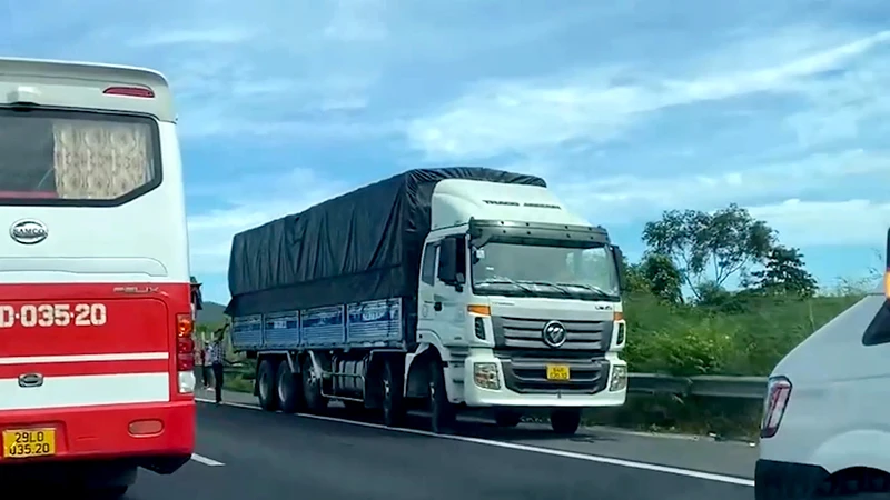 Xe tải đỗ ngược chiều trên làn khẩn cấp cao tốc Phan Thiết-Dầu Giây không đúng nơi quy định.