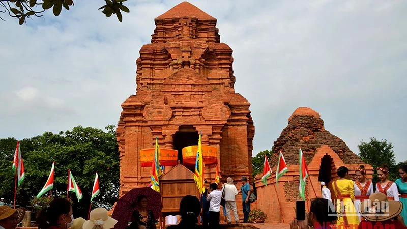 Tháp Pô Sha Inư, Di tích cấp quốc gia ở phường Phú Hài, TP Phan Thiết (Bình Thuận), nơi tổ chức các hoạt động nghi lễ chính thức Lễ hội Katê của người Chăm theo đạo Bàlamôn tỉnh Bình Thuận.