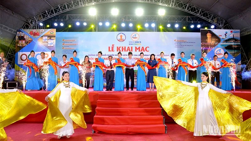 Đại diện lãnh đạo Ủy ban nhân dân tỉnh Bình Thuận cùng các sở, ngành trong tỉnh cắt băng khai mạc Hội chợ Triển lãm Công thương - Sản phẩm OCOP tỉnh Bình Thuận năm 2023. (Ảnh: Đình Châu)