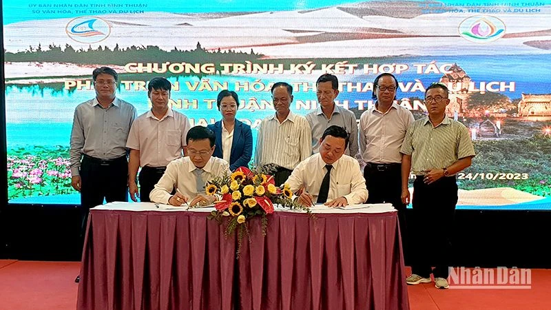Đại diện lãnh đạo Sở Văn hóa, Thể thao và Du lịch hai tỉnh Bình Thuận và Ninh Thuận ký kết Chương trình hợp tác. 