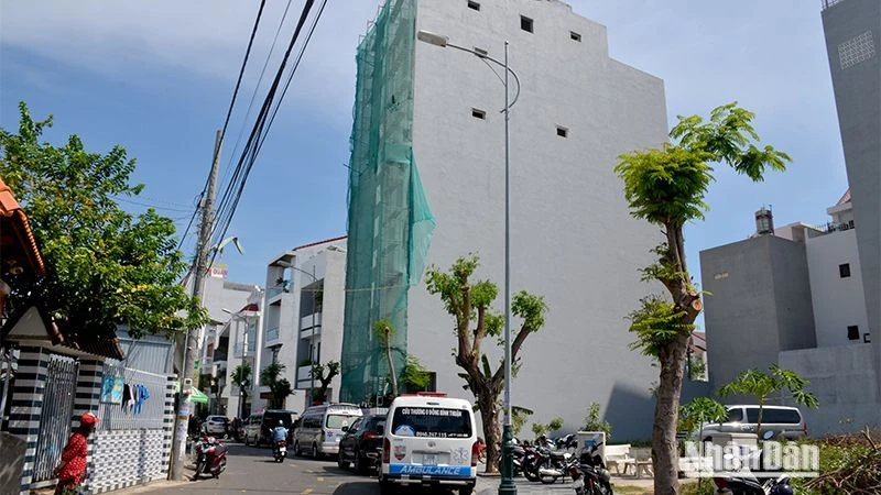 Công trình nhà cao tầng đang xây dựng trên đường Nguyễn Trãi, thành phố Phan Thiết, nơi xảy ra tai nạn làm 3 công nhân tử vong.