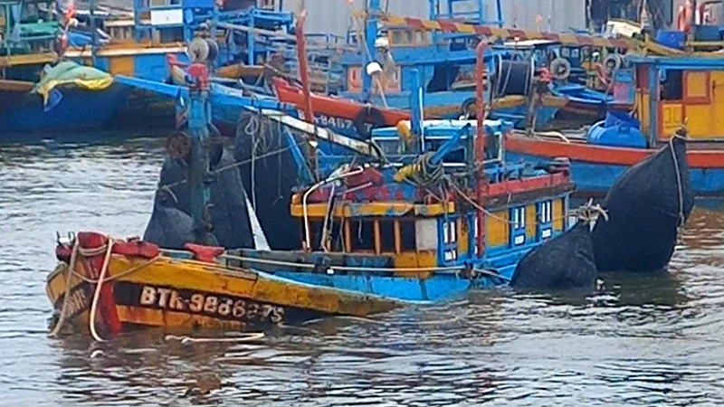 Tàu cá BTh 98866TS bị chìm được trục vớt và đưa về Cảng cá La Gi, Bình Thuận.