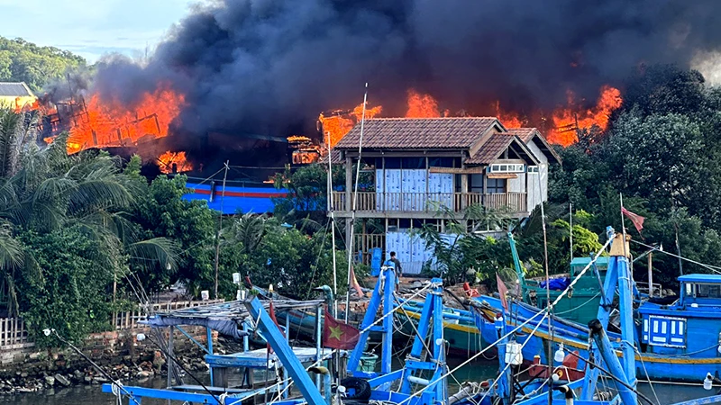 Cháy tại cơ sở sửa chữa tàu thuyền ven sông thuộc địa bàn phường Phú Hài, thành phố Phan Thiết, tỉnh Bình Thuận.