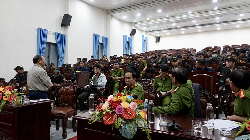Lực lượng Công an tỉnh Bình Thuận lên phương án triệt phá điểm khai thác khoáng sản trái phép. 