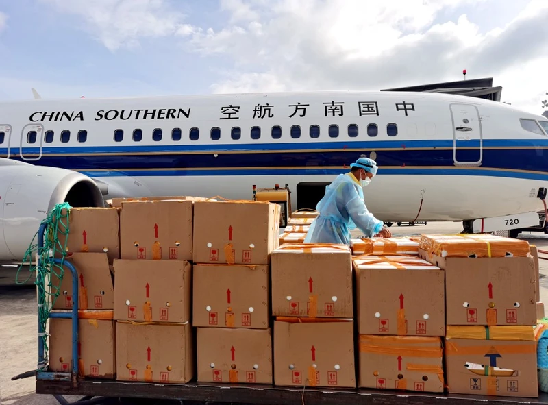 Hãng hàng không Phương Nam Trung Quốc vận chuyển hàng hóa. (Ảnh: people.com.cn) 