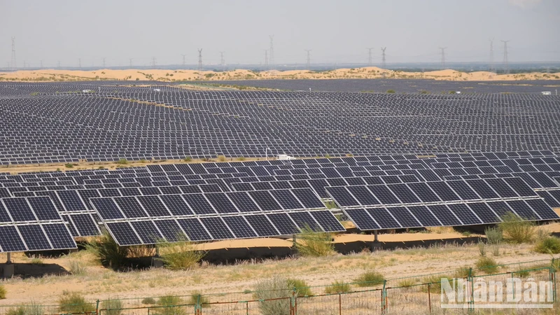 Một góc dự án năng lượng điện mặt trời Dalate ở sa mạc Kubuqi, khu tự trị Nội Mông, Trung Quốc. (Ảnh: HỒ QUÂN)