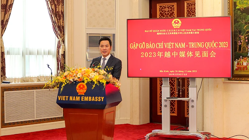 Công sứ Ninh Thành Công phát biểu tại buổi gặp gỡ.