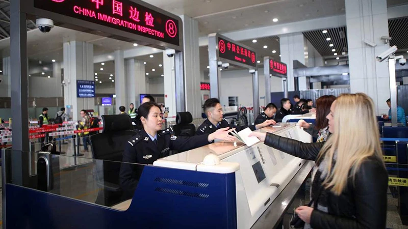 Du khách nước ngoài làm thủ tục nhập cảnh tại một sân bay ở Trung Quốc. (Ảnh: China daily)