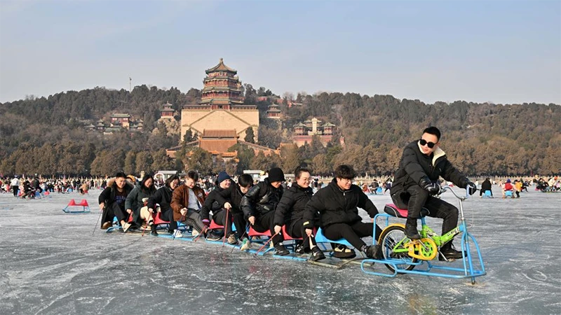Du khách trượt băng trên mặt hồ trong Di Hòa viên, Bắc Kinh, Trung Quốc. (Ảnh: Tân Hoa Xã)